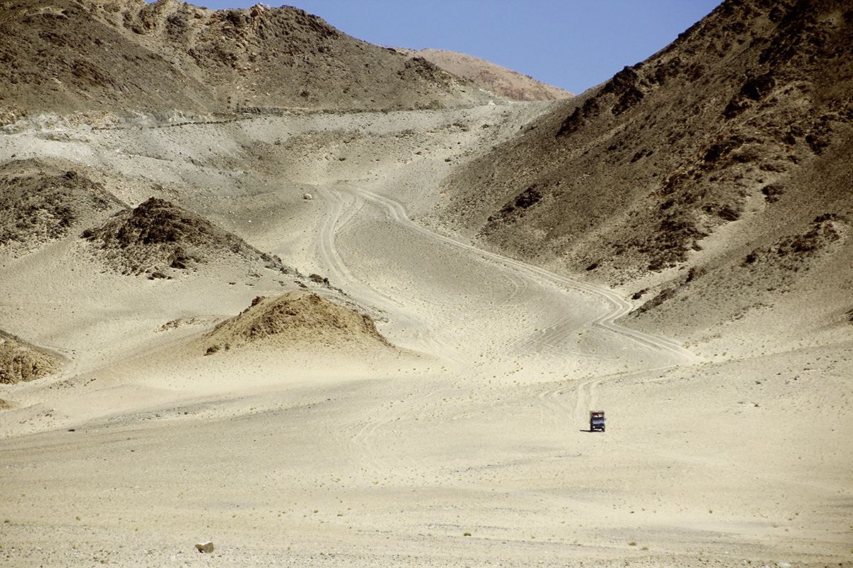 Offroad-Freude in einer Sandwüste bei Leh in Ladakh.