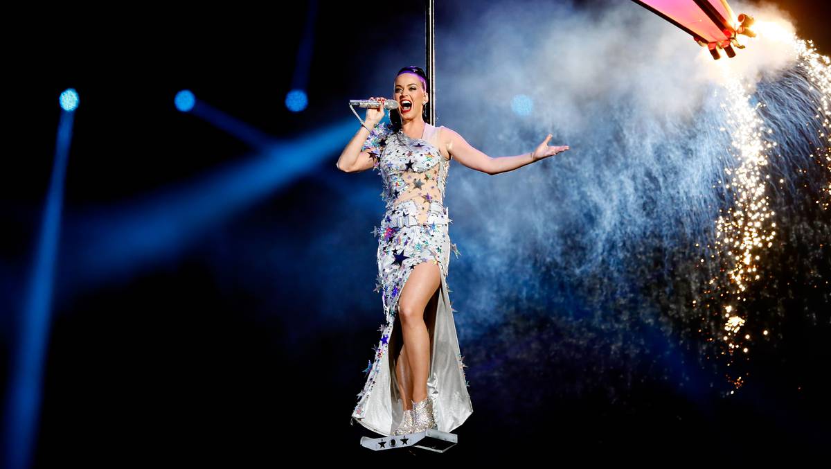 Katy Perry reclama Mercedes-Benz