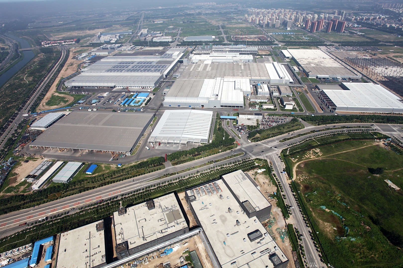 Next milestone for Daimler in China: Mercedes-Benz engine plant at Beijing Benz celebrates grand opening. / Meilenstein für Daimler in China: Mercedes-Benz Motorenwerk in Peking offiziell eröffnet.