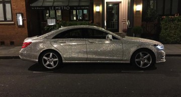 Un Mercedes-Benz ornat cu cristale Swarovski a fost vândut