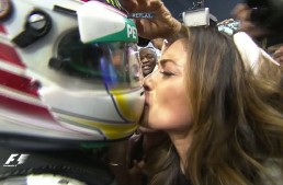 Lewis și Nicole – sărutul campionului