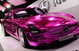 Păpușa Barbie conduce un Mercedes roz