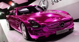 Păpușa Barbie conduce un Mercedes roz