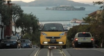Smart fortwo: cea mai mică mașină pare atât de mare în America!