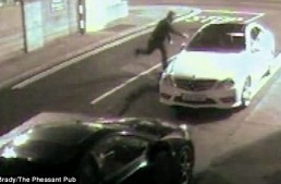 Un Mercedes lovește hoțul cu o cărămidă într-un video super amuzant