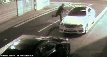 Un Mercedes lovește hoțul cu o cărămidă într-un video super amuzant