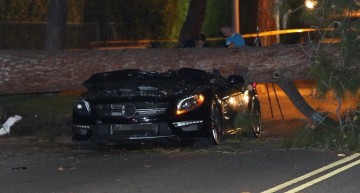 Un șofer supraviețuiește după ce un copac se prăbușește peste Mercedes-ul său