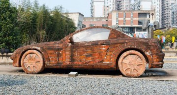 Un artist chinez a construit un Mercedes-Benz SLK din cărămizi