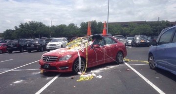 Cum au ajuns ouăle de Paște pe un Mercedes sau ce pățești dacă parchezi aiurea