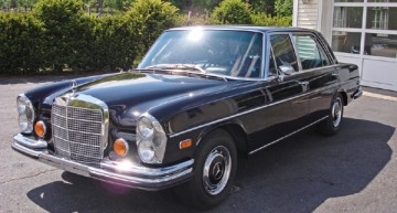 Clint Eastwood donează un Mercedes