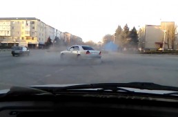 Un șofer nebun face piruete în giratoriu cu Mercedes-ul