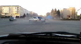 Un șofer nebun face piruete în giratoriu cu Mercedes-ul