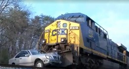 VIDEO. Un tren lovește un Mercedes, toți scapă cu bine