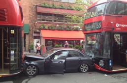 Ce aglomerație în Londra! Mercedes făcut sandwich de două autobuze