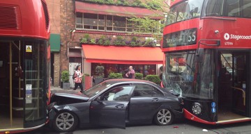 Ce aglomerație în Londra! Mercedes făcut sandwich de două autobuze