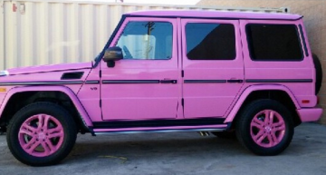 Mai roz de atât nu se poate. O cântăreață cu G-Class roz