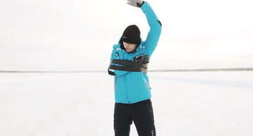 Hannu Mikkola conduce un A45 AMG cu o mână și un picior