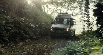 Der Mercedes-Benz Sprinter fährt durch den Dschungel von Jurassic World. // Mercedes-Benz Sprinter driving through the Jurassic World jungle.