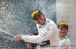Hamilton rămâne la Mercedes până în 2018 și devine cel mai bine plătit sportiv britanic