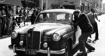 Mille Miglia, Brescia in Italien, 1. Mai 1955. Sieger in der Dieselklasse: Oberingenieur Helmut Retter (Daimler-Benz Vertreter in Innsbruck) mit Beifahrer Wolfgang Larcher auf Mercedes-Benz Typ 180 D (W 120), Startnummer 04, bei einem Kontrollpunkt.