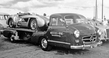 Großer Preis von Schweden, Kristianstad, 07.08.1955. Mercedes-Benz Schnellrenntransporter “Das blaue Wunder“ mit dem Siegerwagen Typ 300 SLR (W 196 S) auf der Ladefläche.