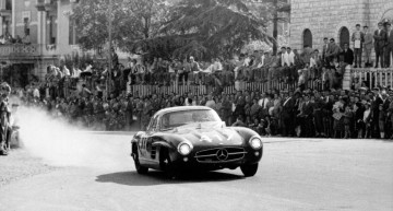 Mille Miglia, Brescia in Italien, 1. Mai 1955. Sieger in der Serien-Sportwagenklasse: John Cooper Fitch und Kurt Gesell (Startnummer 417) auf Mercedes-Benz Tourensportwagen Typ 300 SL (W 198).