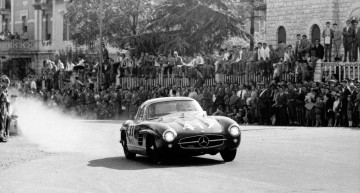 Mille Miglia, Brescia in Italien, 1. Mai 1955. Sieger in der Serien-Sportwagenklasse: John Cooper Fitch und Kurt Gesell (Startnummer 417) auf Mercedes-Benz Tourensportwagen Typ 300 SL (W 198).