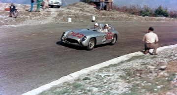 Neînvins. Sir Stirling Moss spune povestea cursei Mille Miglia