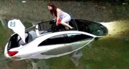 Și-a parcat Mercedes-ul în râu!