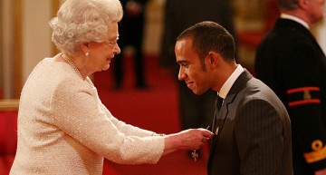 Hamilton nu respectă protocolul regal și este certat de Regina Angliei