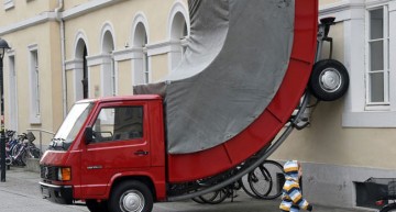 Banc cu polițiști? Camion Mercedes-Benz sculptat amendat că a parcat aiurea