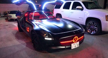 Trebuie să porți ochelari de soare ca să-l privești! Un SLS AMG stroboscopic în Japonia