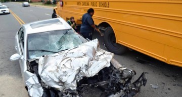 Nu te pune cu un autobuz nici dacă ai un Mercedes!