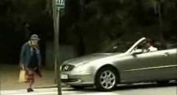O bunicuță declanșează airbag-ul unui Mercedes