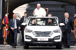 Papa renunță la Mercedes pentru un papamobil Hyundai