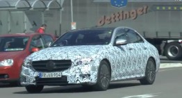 Noul Mercedes E-Class W213 spionat în trafic (video)