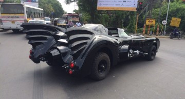 Batman a plecat la plimbare în Batmobil