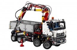 Haideți la joacă! Lego construiește camionul Mercedes-Benz Arocs