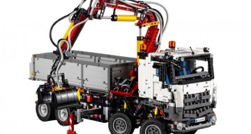 Haideți la joacă! Lego construiește camionul Mercedes-Benz Arocs