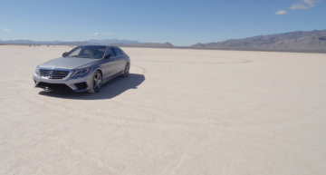 Un Mercedes-AMG S63 pe “circuitul” de sare de la Bonneville