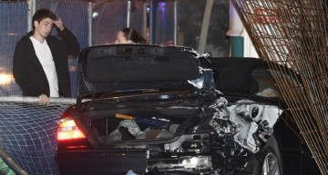 Un adolescent cu permisul suspendat a făcut praf Mercedes-ul familiei