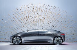 F015 Luxury in Motion – Mașina viitorului față în față cu arta