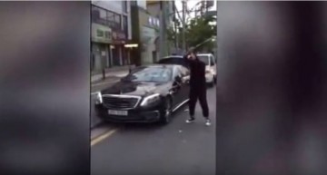 Un șofer nervos își face praf Mercedes-ul cu crosa de golf