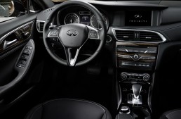 Noul Infiniti Q30 face abuz de piese Mercedes la interior