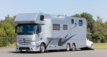 Vehiculul recreațional Vario Alkoven 1200 Mercedes-Benz poate înghiți un SLK