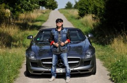 “Rock ca un uragan” – Solistul de la Scorpions conduce un SLS AMG Roadster