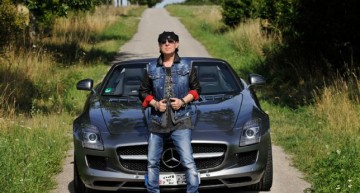“Rock ca un uragan” – Solistul de la Scorpions conduce un SLS AMG Roadster