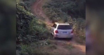 Un șofer asiatic încearcă să urce un Mercedes-Benz GLK pe deal. Vedeți ce i se întâmplă!