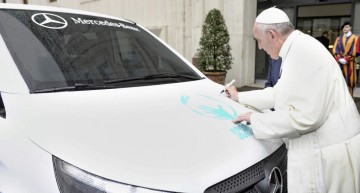 Papa Francisc binecuvântează primul Mercedes-Benz Vito construit în țara sa natală