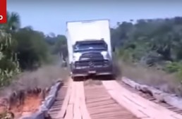 VIDEO: Un camion Mercedes se pune cu un pod de lemn. Și pierde